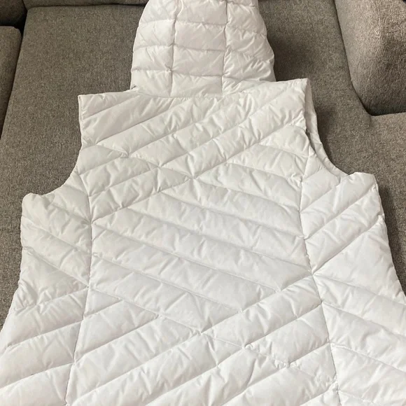 Eddie Bauer XXL Women's White Quilted Vest with Faux Fur Trim - Picture 11 of 12